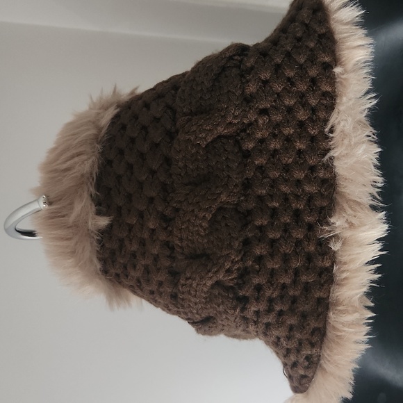 Knitted and Faux Fur Snood - Picture 4 of 12